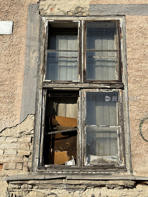 一幢废弃的老房子的破窗户