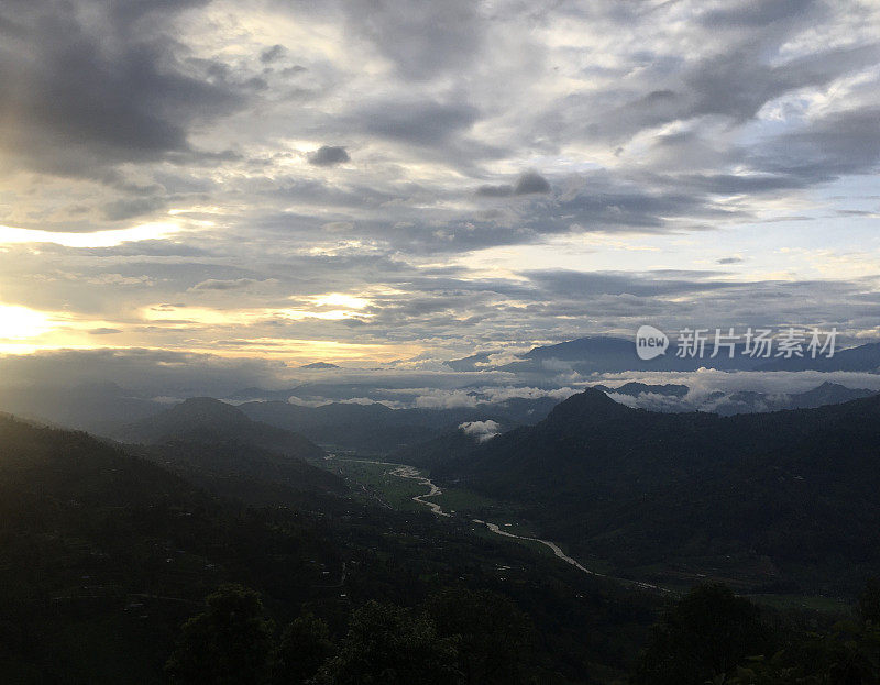 尼泊尔喜马拉雅山脉8月的日落。