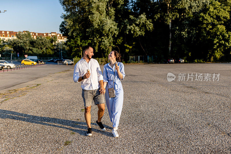 年轻的夫妇在彼此的陪伴下吃着冰淇淋消暑