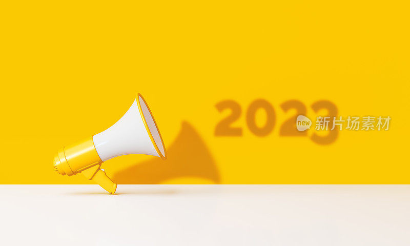 2023和黄色背景上的黄色扩音器