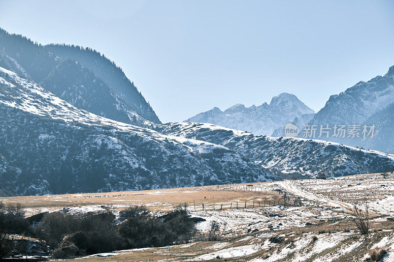 冬天的山景与白雪皑皑的山峰