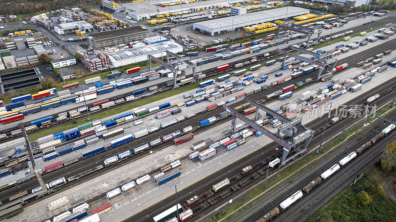 铁路场、货场和货运列车。鸟瞰图