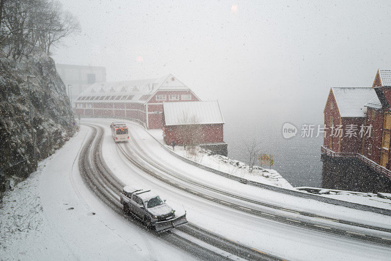 挪威卑尔根的大雪:扫雪机在行动