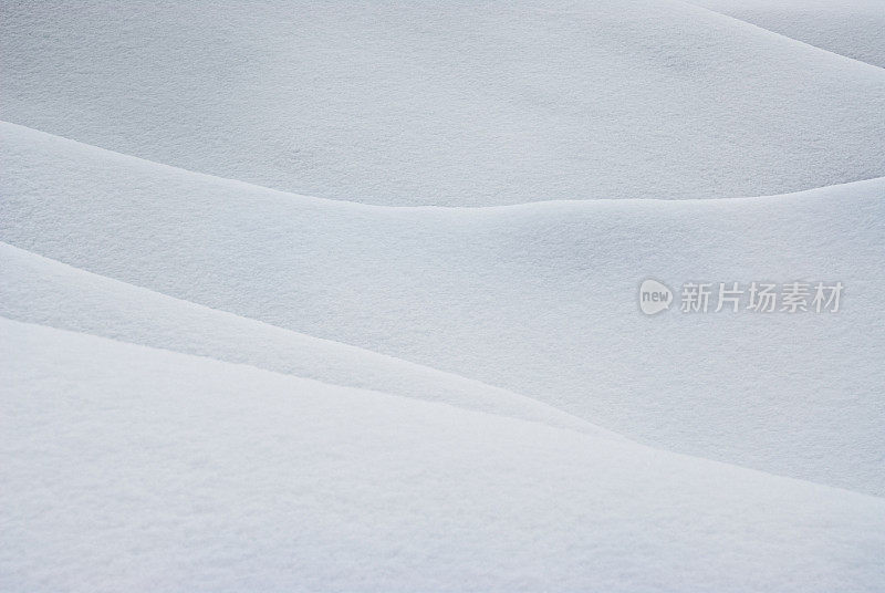 白雪覆盖的山丘