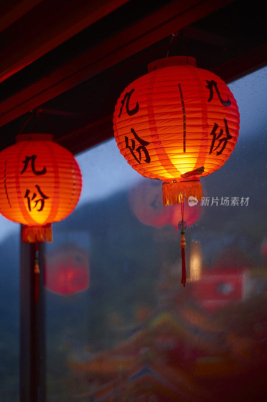 台湾台北，茶室里九分雨中的日落景象。