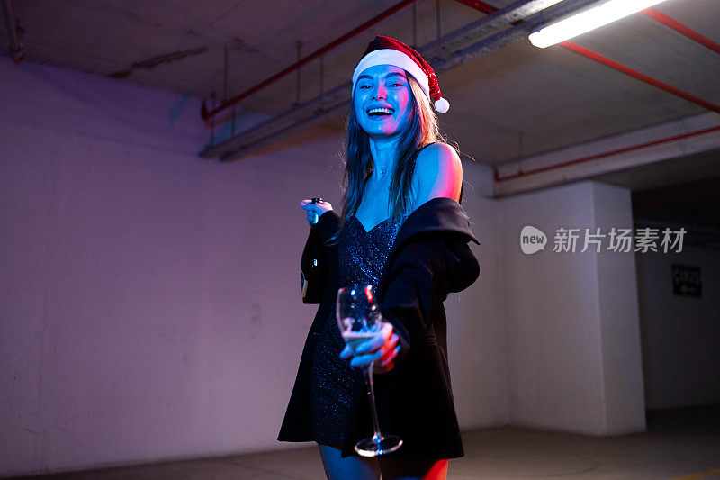 快乐女人庆祝圣诞节