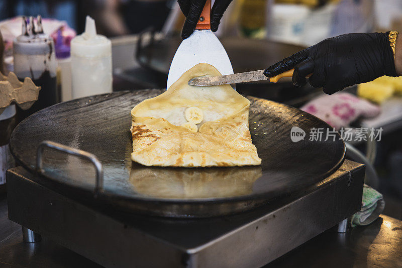 在泰国街头烹饪香蕉烤饼