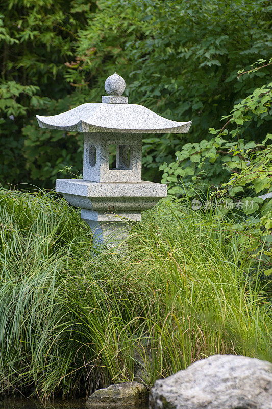 公园内部的一盏日本台灯