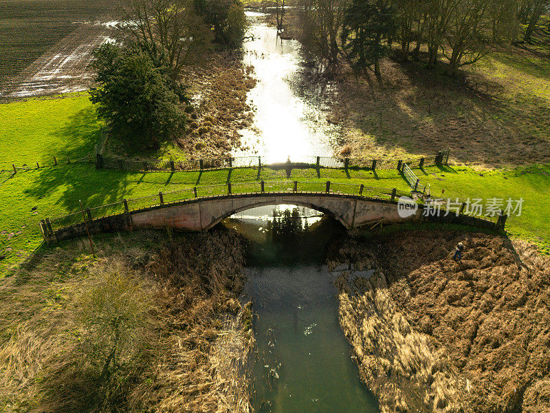在当地洪水最严重的时候，无人机拍摄了一座非常古老的英国草覆盖桥。