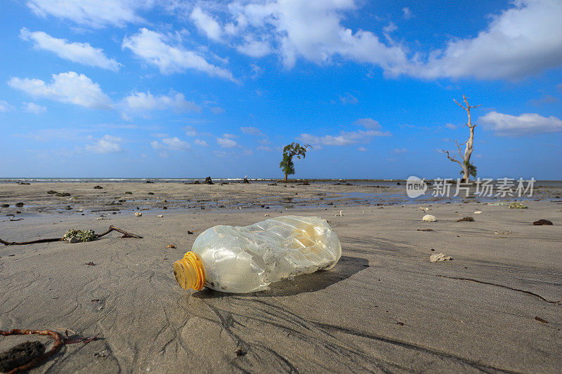 塑料垃圾粘在海滩上