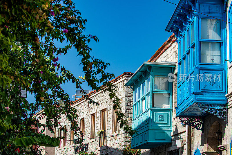 蓝色海湾窗的房子在伊兹密尔阿拉帕拉塔伊