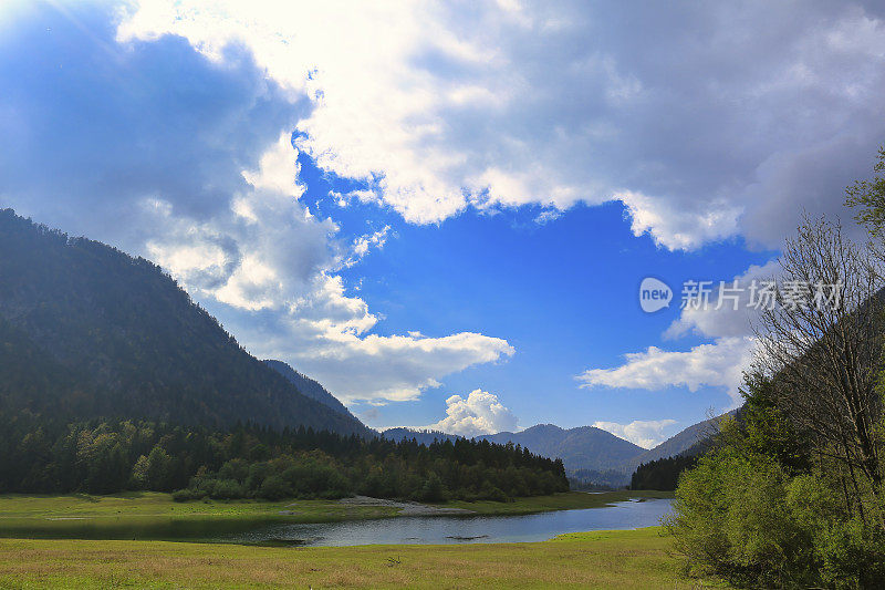 巴伐利亚阿尔卑斯山的美丽风景，有湖泊和山脉