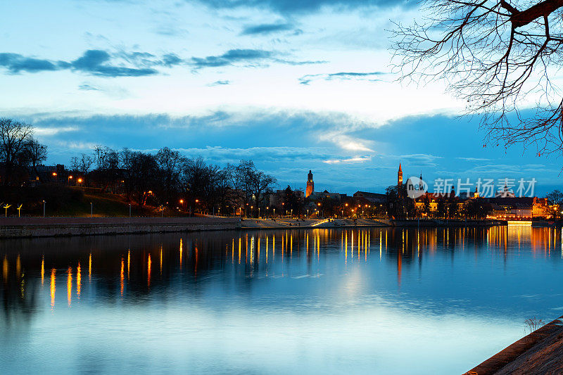 弗罗茨瓦夫古城夜景。奥德拉河上的圣约翰岛和大教堂，在河岸找到娱乐区。弗罗茨瓦夫