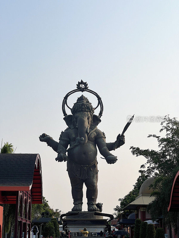 世界上最高的甘尼萨雕像位于泰国查崇骚省的中心，象征着团结精神。
