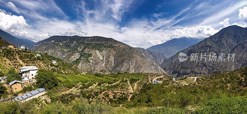香格里拉附近群山的全景图