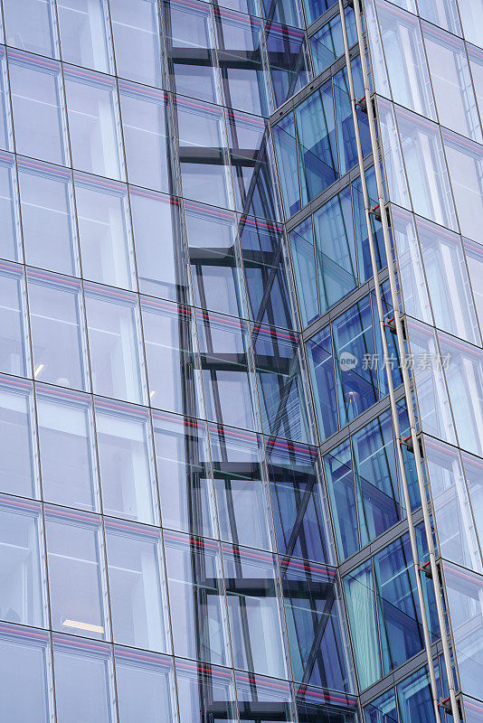 碎片大厦的玻璃幕墙，伦敦桥塔，南华克，伦敦，英国，街景从伦敦桥火车站