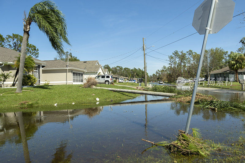 强飓风过后，佛罗里达州的道路被洪水淹没