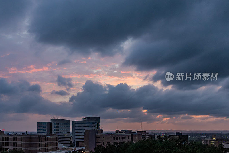 黄昏时分，戏剧性的粉红色忧郁的晚霞和天空。照片摄于德克萨斯州圣安东尼奥
