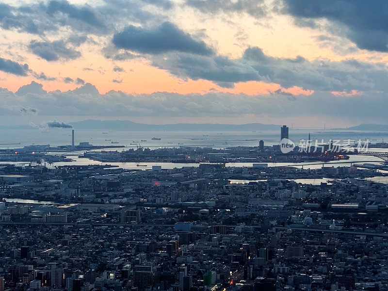 日落时的大阪海港和城市景观，日本