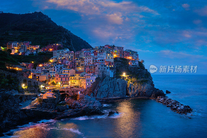 风景如画的海边村庄在黄昏时以宁静的天空为背景
