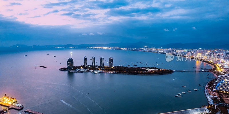 中国海南三亚湾凤凰岛夜景和城市天际线