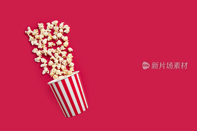 爆米花桶，电影院电影零食，咸脆对待纸板，红色背景，复制空间