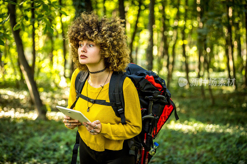 年轻的女研究员在森林里。在自然领域工作的女性生物学研究员