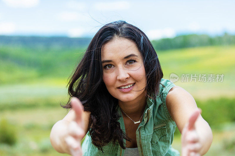 在荒野地区徒步穿越草地的千禧女性