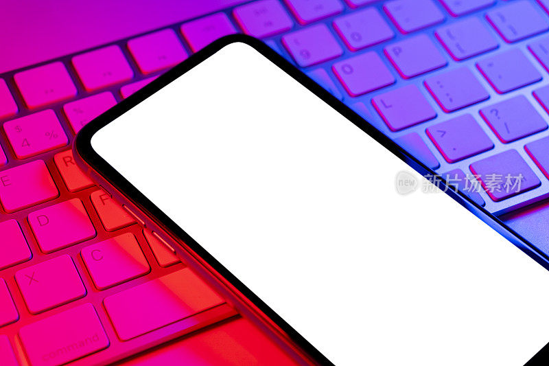 智能手机在蓝色和粉红色的灯光和空白屏幕模拟。电话孤立的屏幕。带有拷贝空间和剪切路径的手机白色屏幕。文本的空白。孤立的白色屏幕。