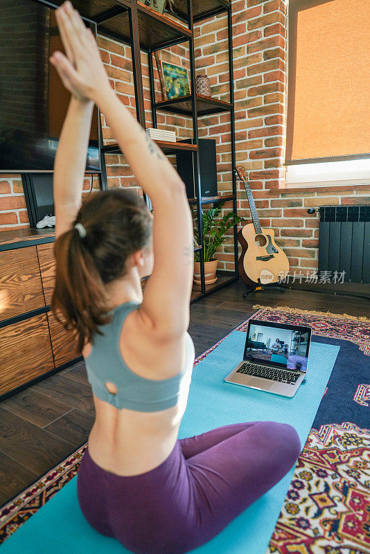 女人在家和在线老师做瑜伽