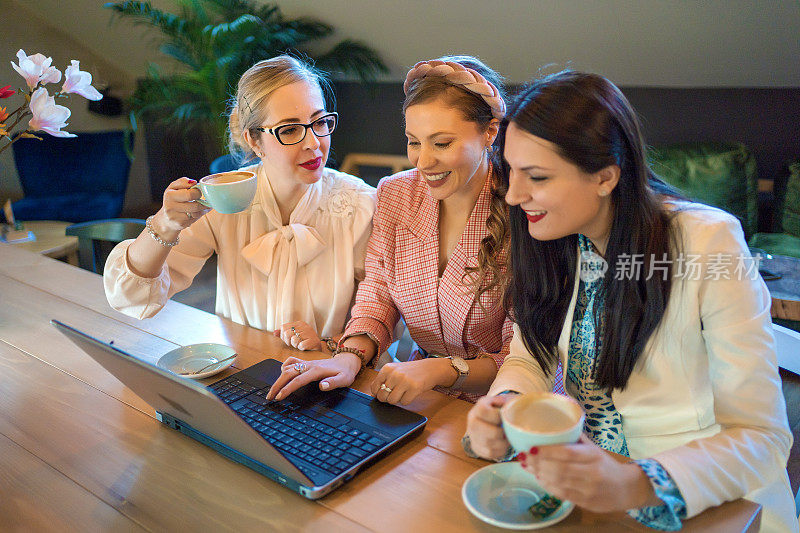 年轻的商业女性使用笔记本电脑
