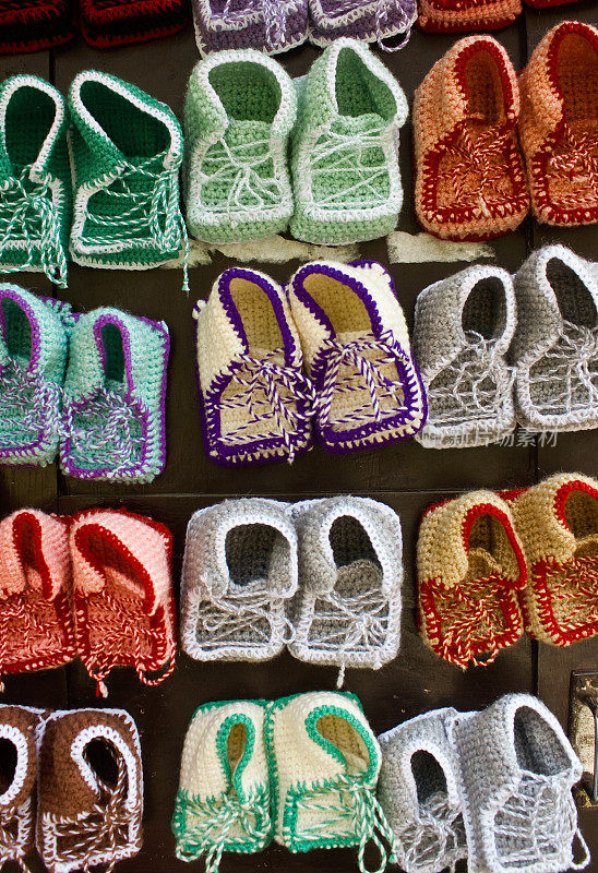 在甘托克的隆德寺附近，展出了可爱的儿童羊毛鞋。