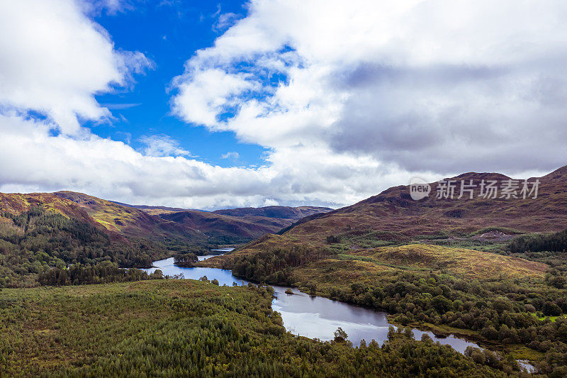 这是从苏格兰的邓弗里斯和加洛韦的一个湖的高角度鸟瞰