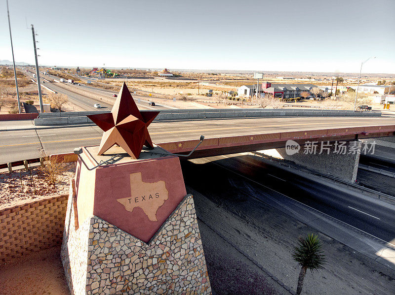 德克萨斯州边界，州界线标记从安东尼，新墨西哥州进入埃尔帕索县，埃尔帕索，德克萨斯州，无人机视图