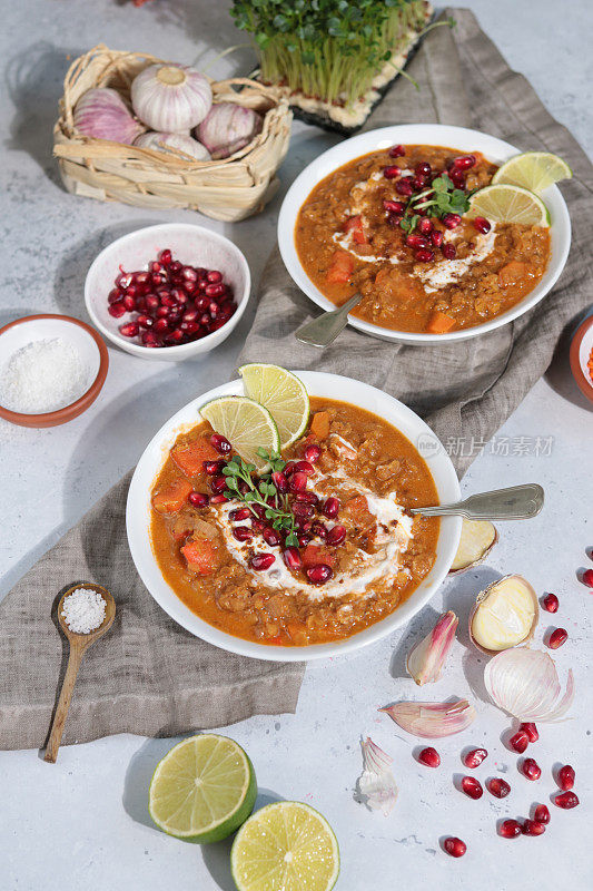 素食摩洛哥扁豆汤与石榴碗