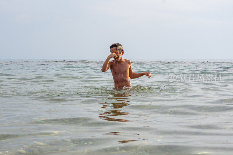 男孩夏天的乐趣在海上