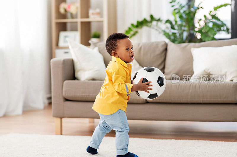 一个非裔美国男婴在玩足球