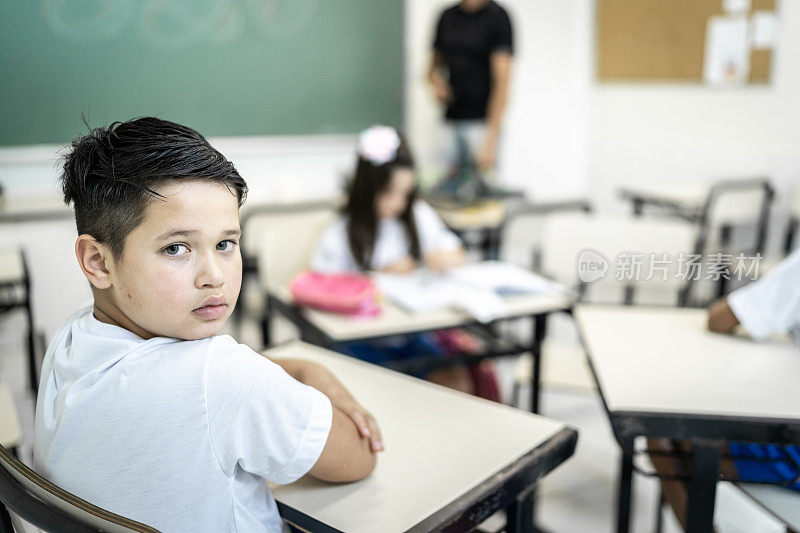 一个学生在学校教室里的肖像