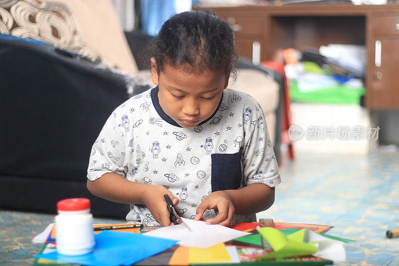 2019冠状病毒病大流行期间，一名小学生在家制作手工艺品。