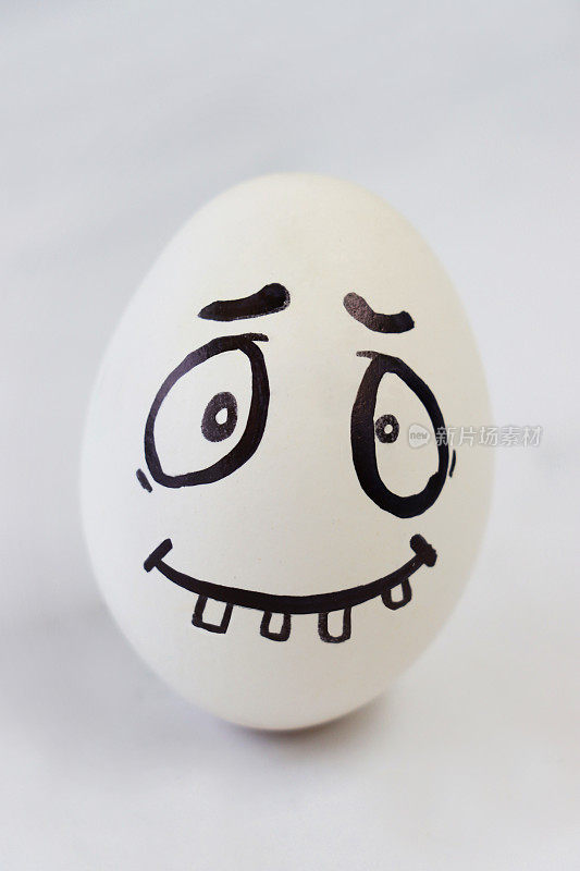 画在煮鸡蛋上的卡通脸的形象，表现出愚蠢