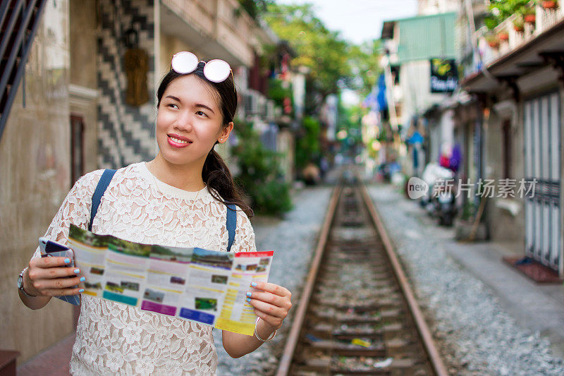 越南河内火车街上的女游客