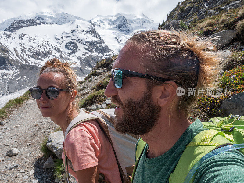 两个徒步旅行者停下来欣赏冰川的景色