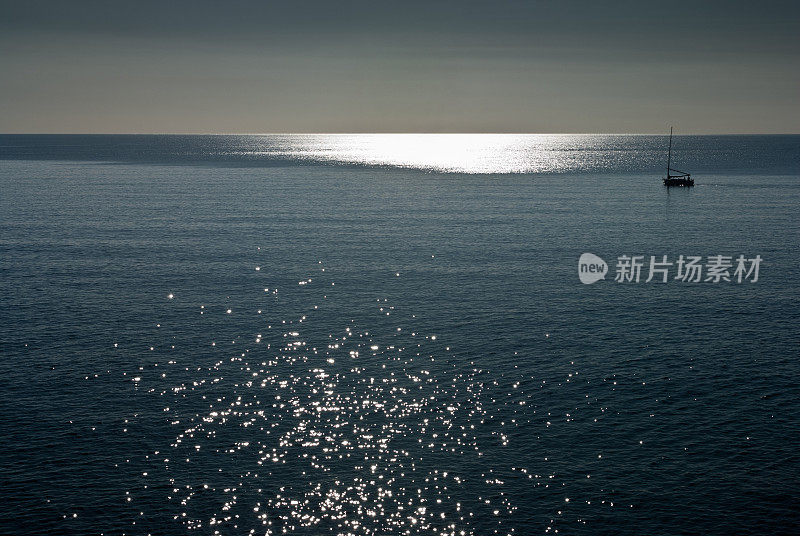 日落时分海面上的小渔船
