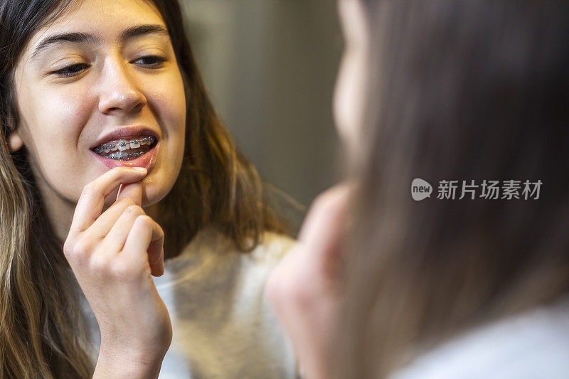 开朗的少女在浴室里刷牙