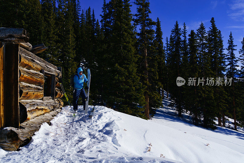 滑雪和老的偏远小屋