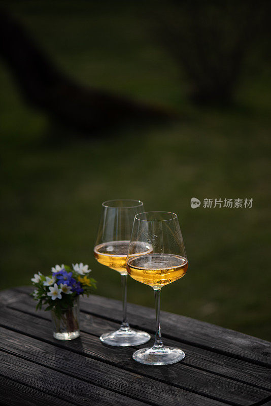 两杯起泡酒