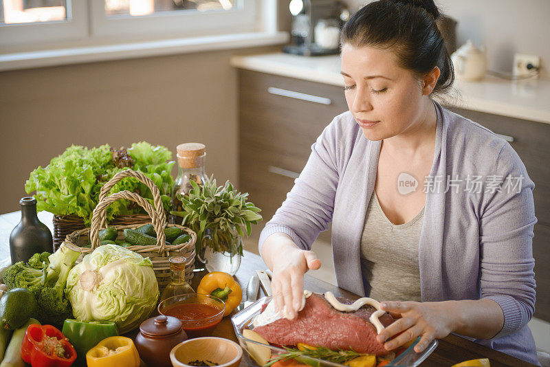 在厨房做饭的女人(牛肉)