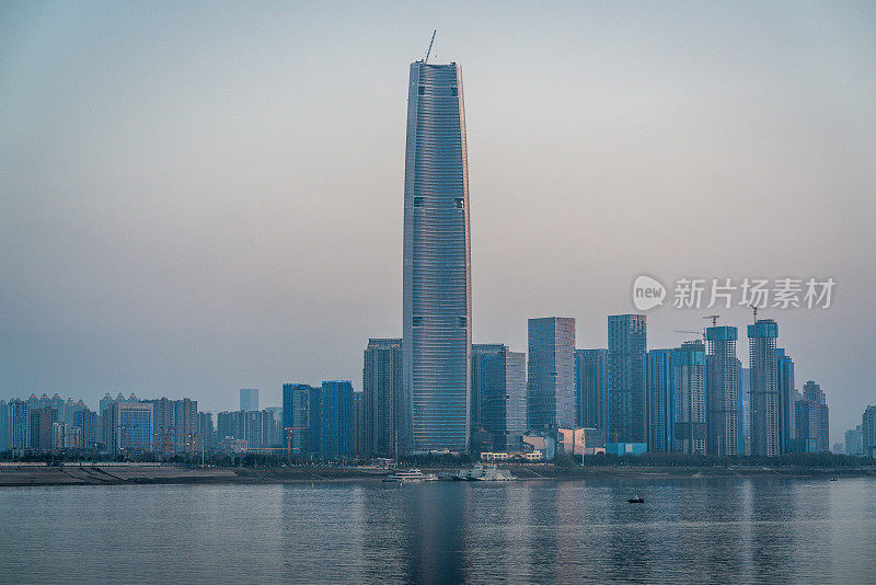 武汉天际线和长江正在建设的超高层摩天大楼