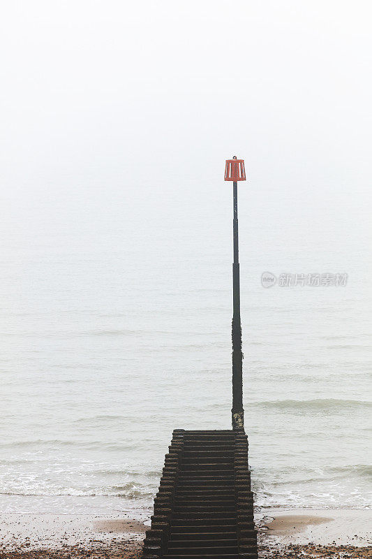 有雾的一天，伊斯特本海岸