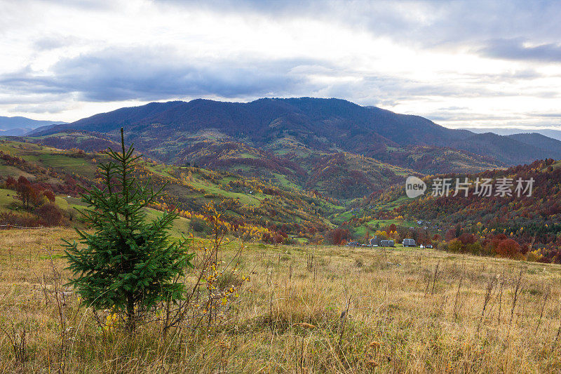 奇异多彩的山景与云。乌克兰,喀尔巴阡山